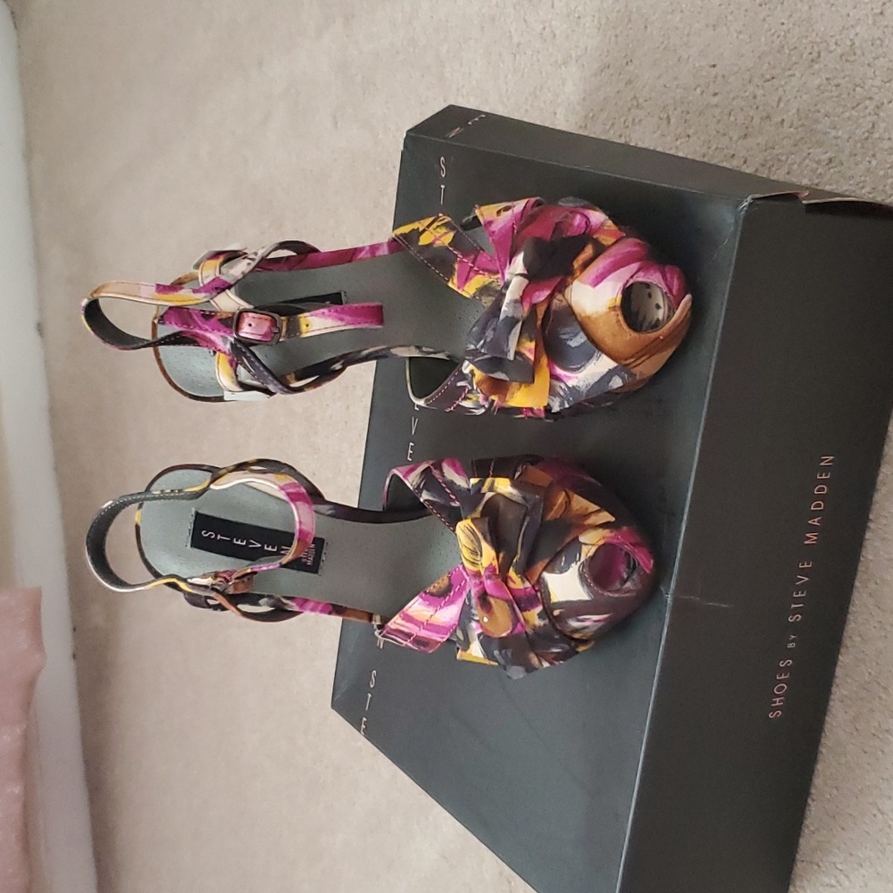 NEW IN BOX FLORAL PRINT HEELS